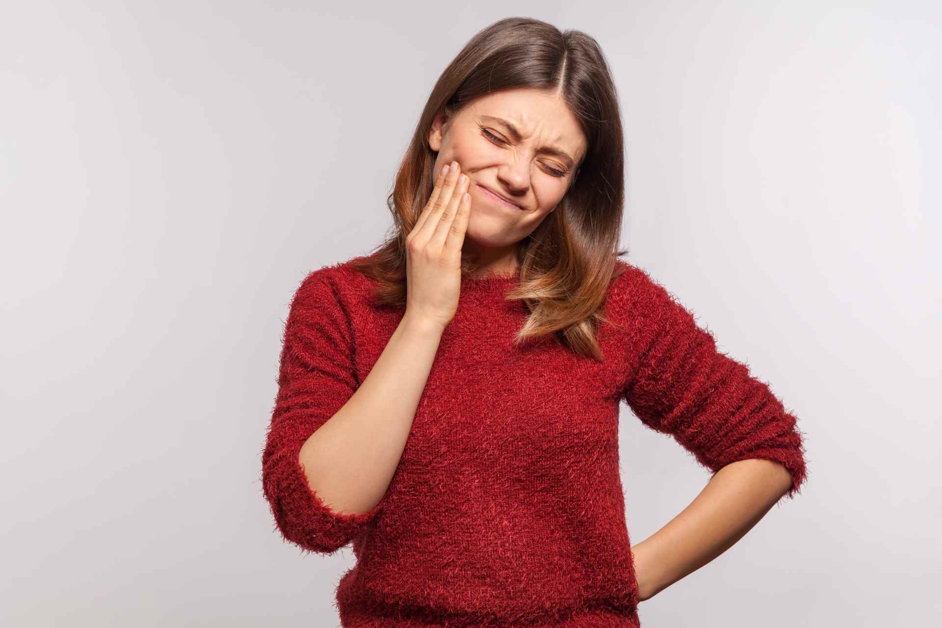 01 A young woman with toothache caused by a disorder such as gingivitis or receding gums